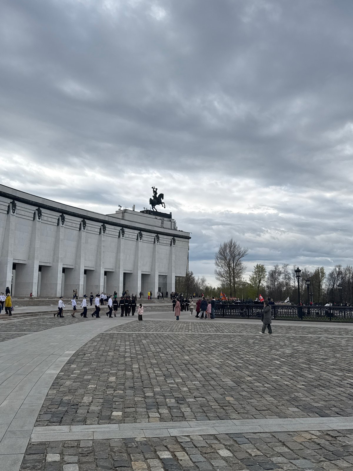 Tourist documents hour-long Moscow monument tour including Victory Monument