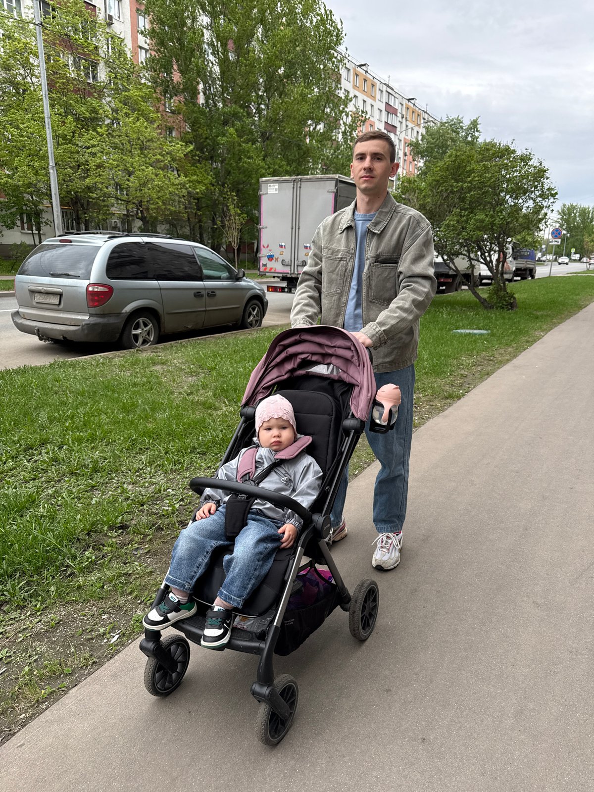 Spring day scenes captured in Moscow neighborhood