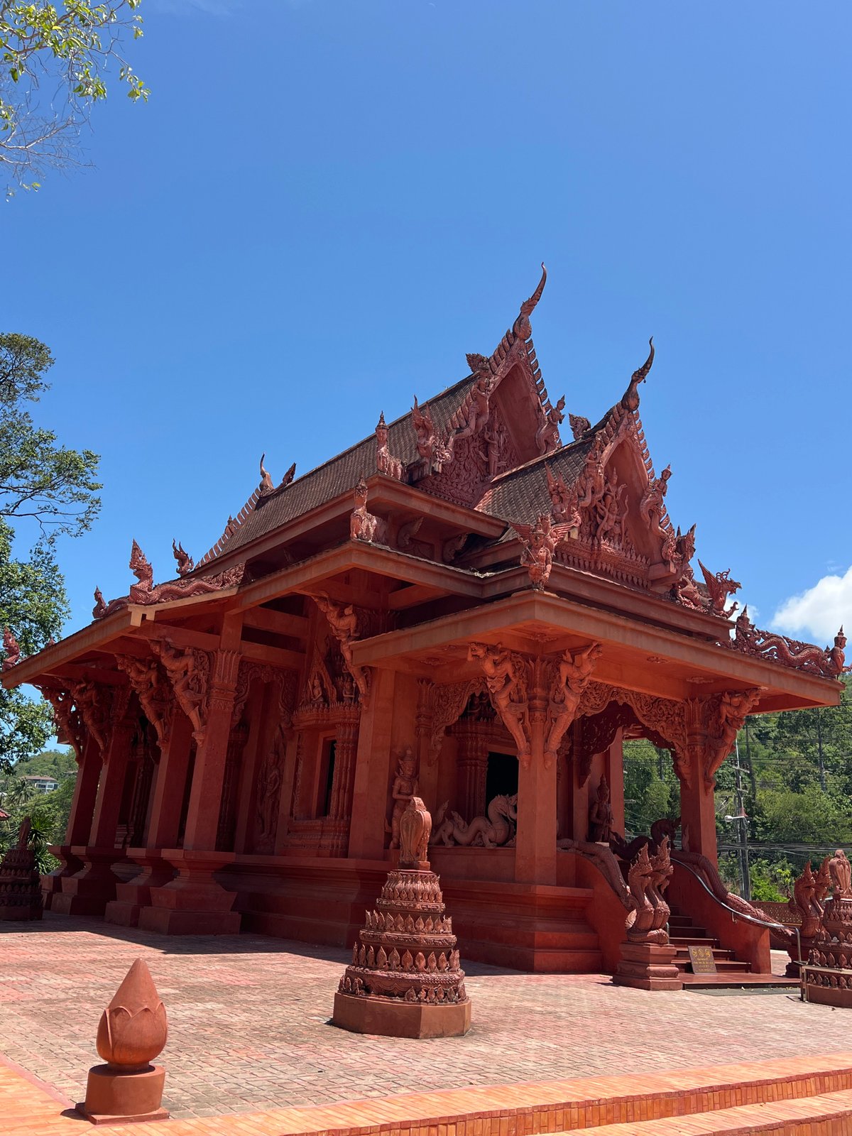 Ko Samui temples, stupas, and calm coastal waters