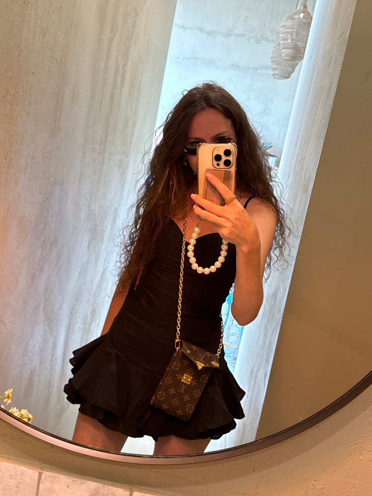 Casual Moscow afternoon: cafe, selfies, and city streets