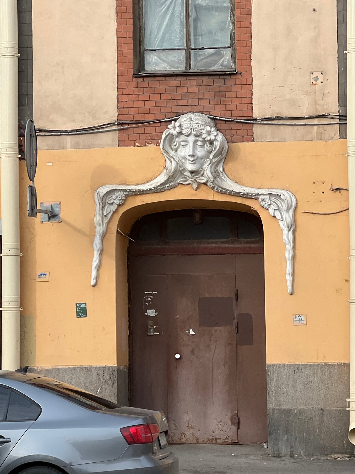 Afternoon street life documented across Saint Petersburg neighborhoods