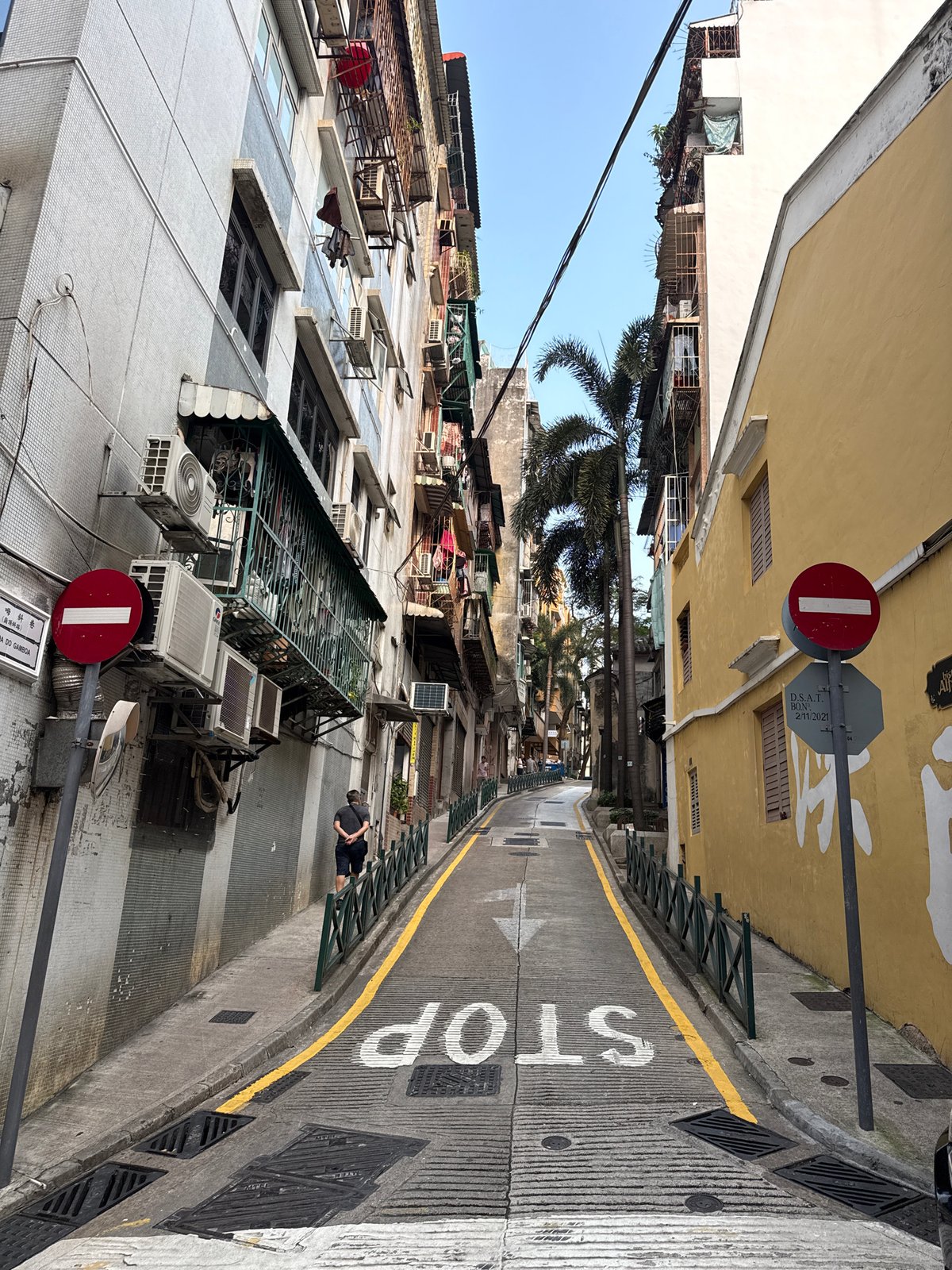 Tourist documents 40-minute walk through historic Macau landmarks