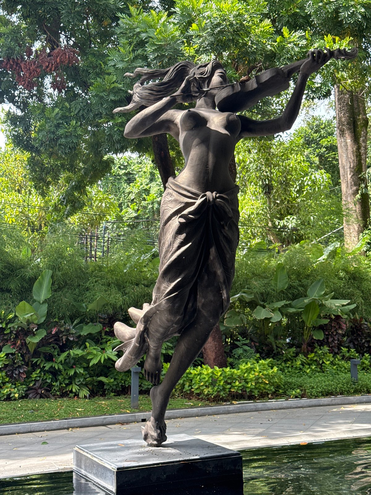 Tourist captures statues and tropical scenery in Kuta Selatan