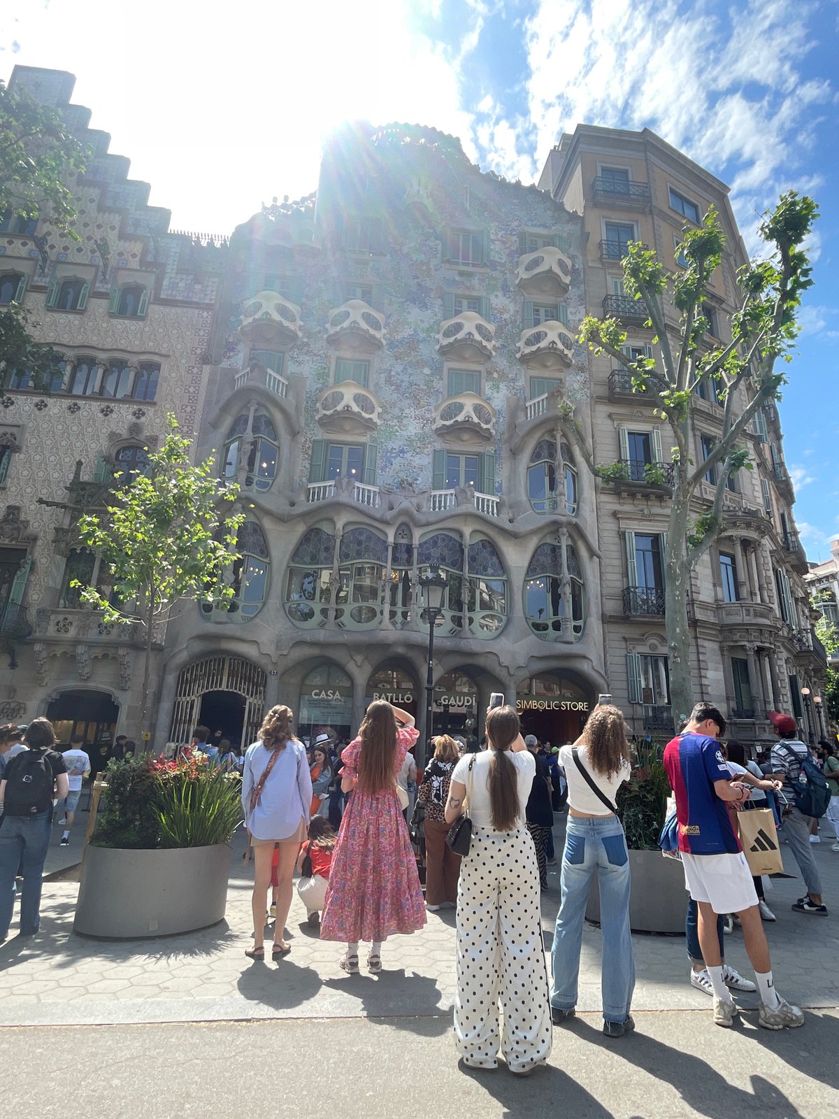 Witnesses capture Gaudí's Casa Batlló facade in Barcelona