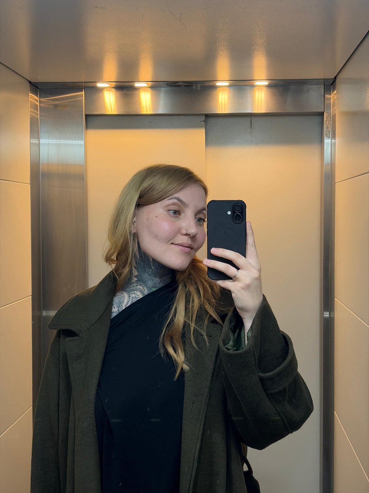 Person takes selfie in elevator in Izhevsk