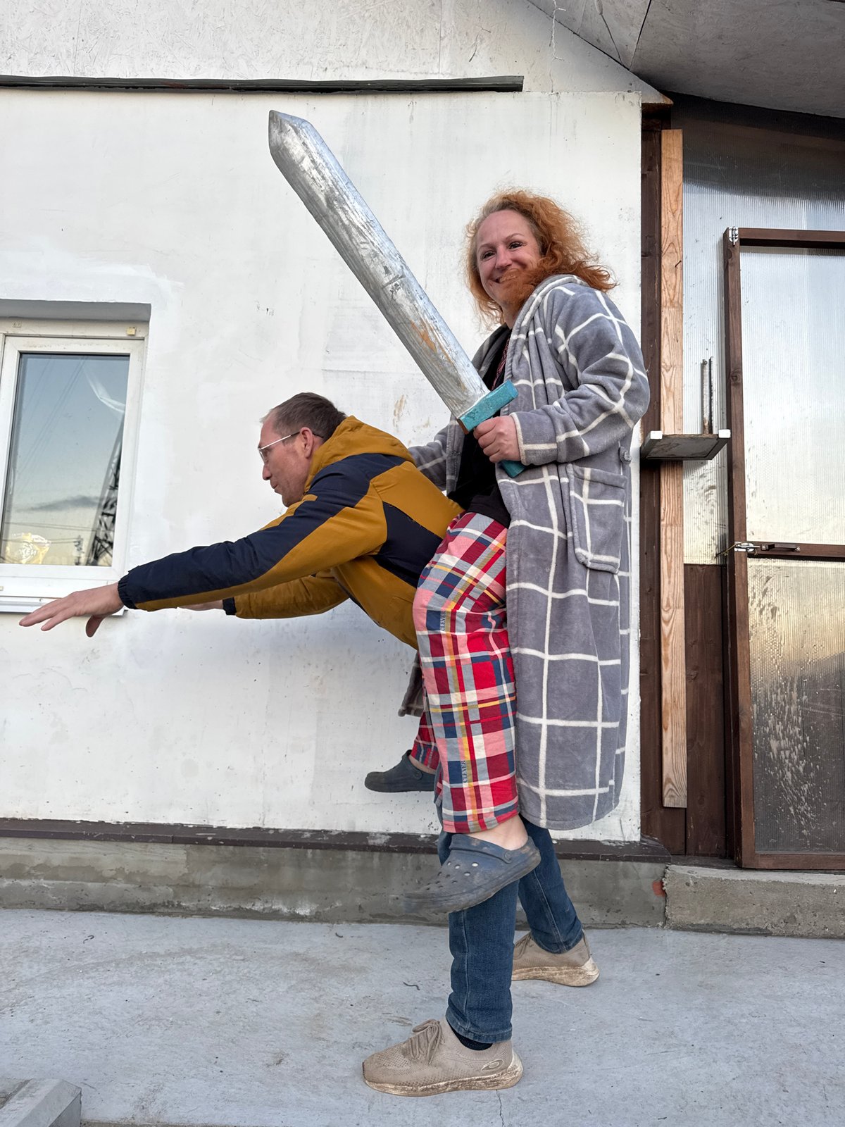 Acrobatic duo performs playful balancing act in Chaikovsky, Russia