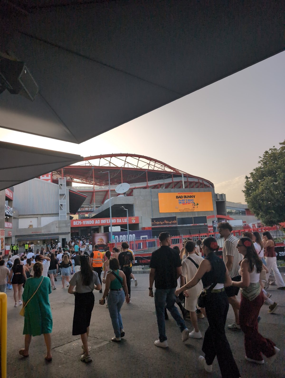 Evening crowd gathers outside Estádio da Luz in Lisbon