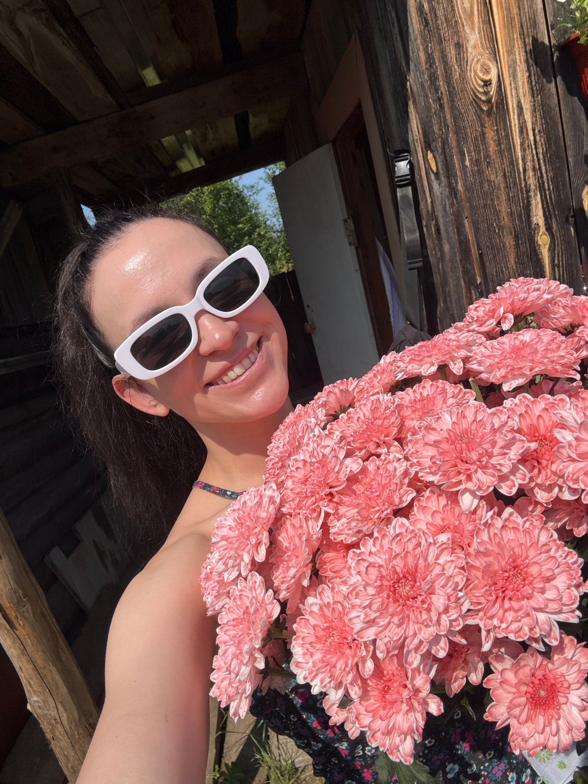 Summer afternoon with flowers, wine, and selfies in Zasechnyi