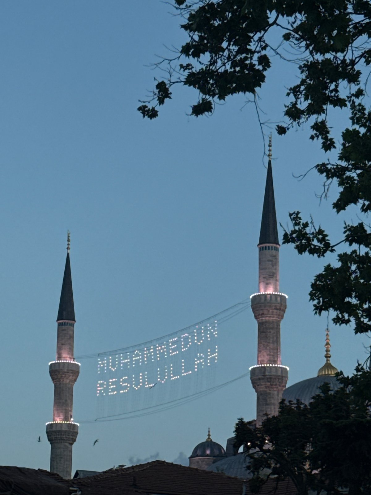 Tourist captures evening scenes around Istanbul's historic Sultanahmet district