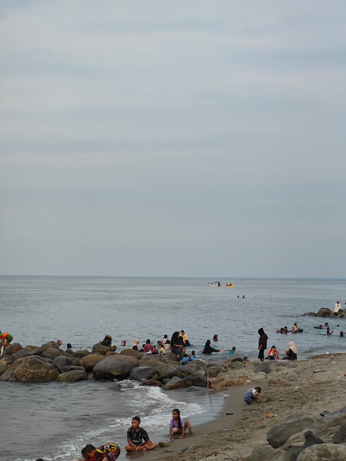Beach day brings families together for water activities in Lhokseumawe