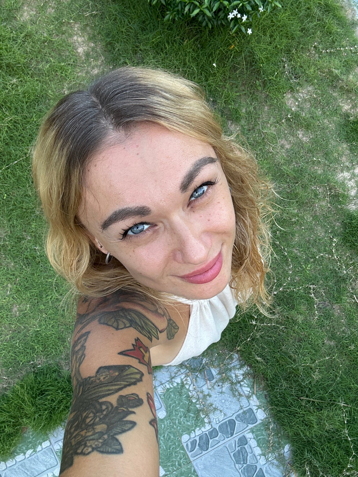 Woman takes multiple selfies in Mũi Né, Vietnam