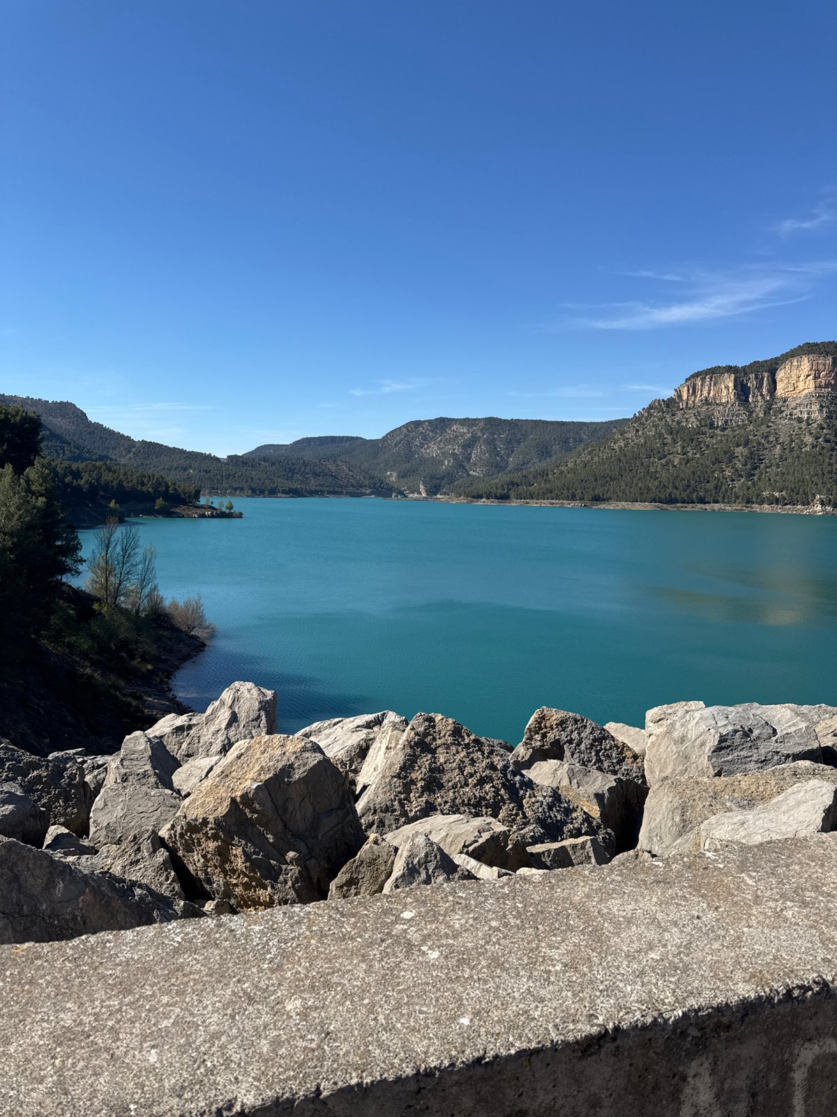 Turquoise waters photographed from elevated viewpoint near Montanejos, Spain