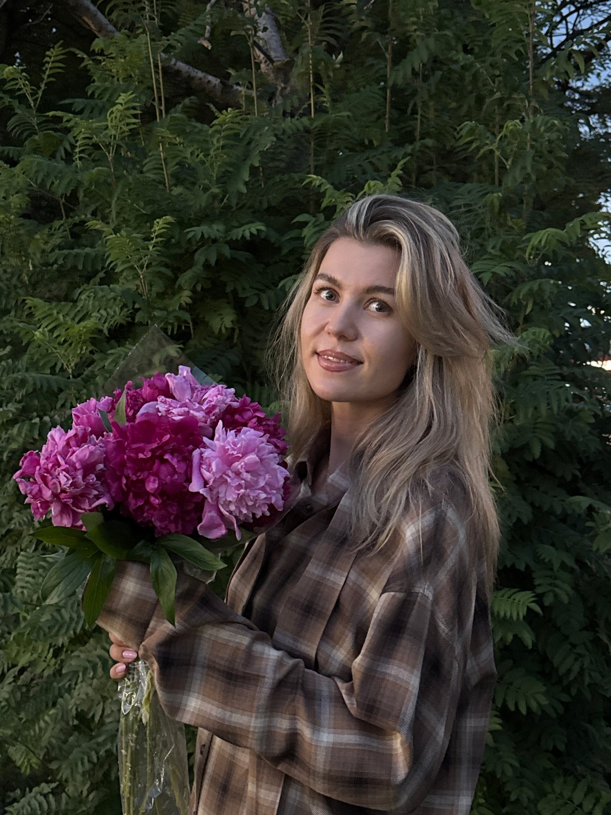 City afternoon: peonies, coffee cups, and urban wandering