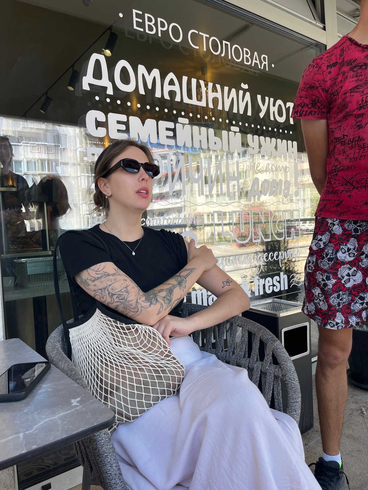 Casual dining moments captured across Donji Pobori establishments