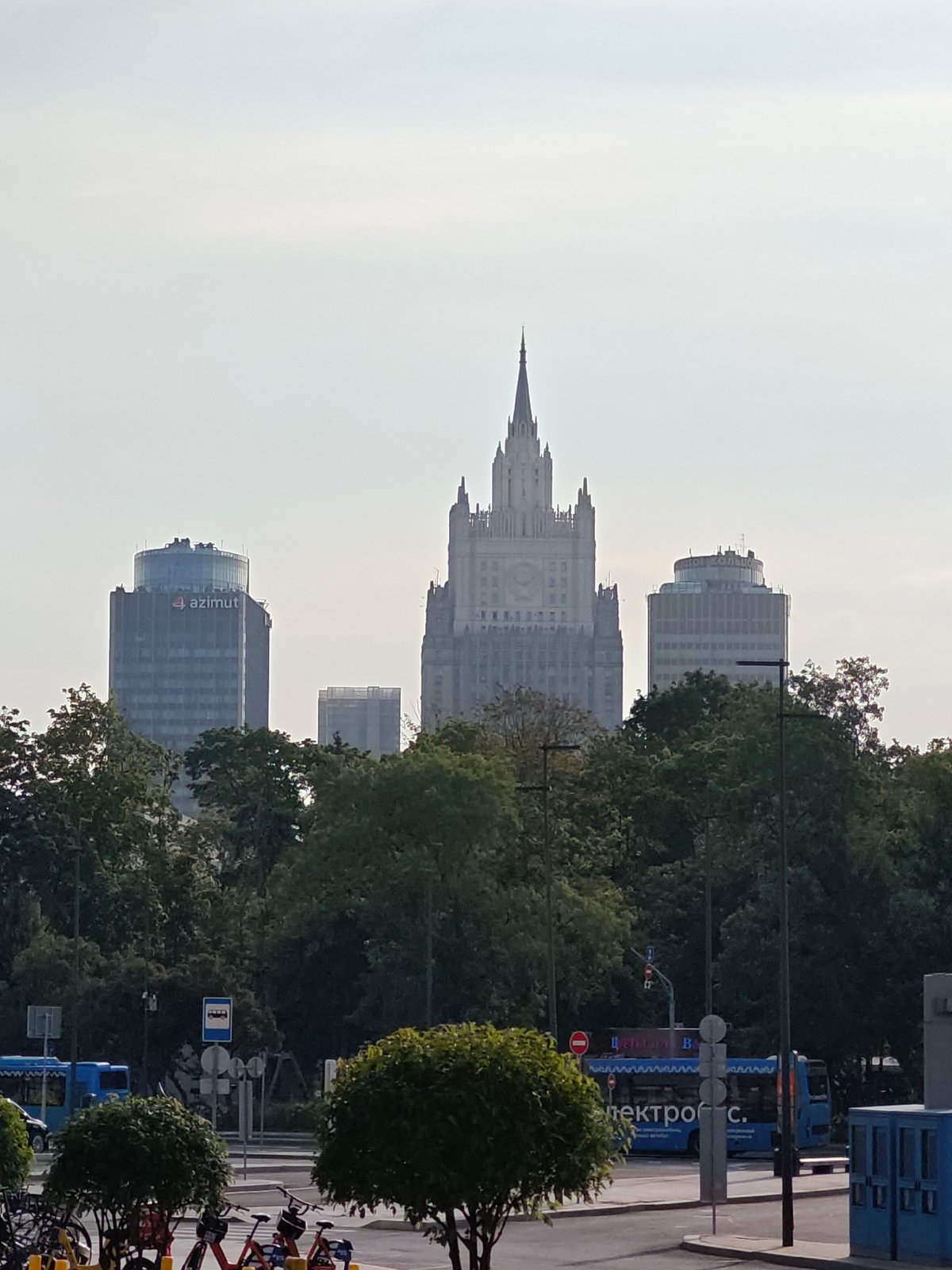 Central Moscow fountains, landmarks, and street scenes on an August morning