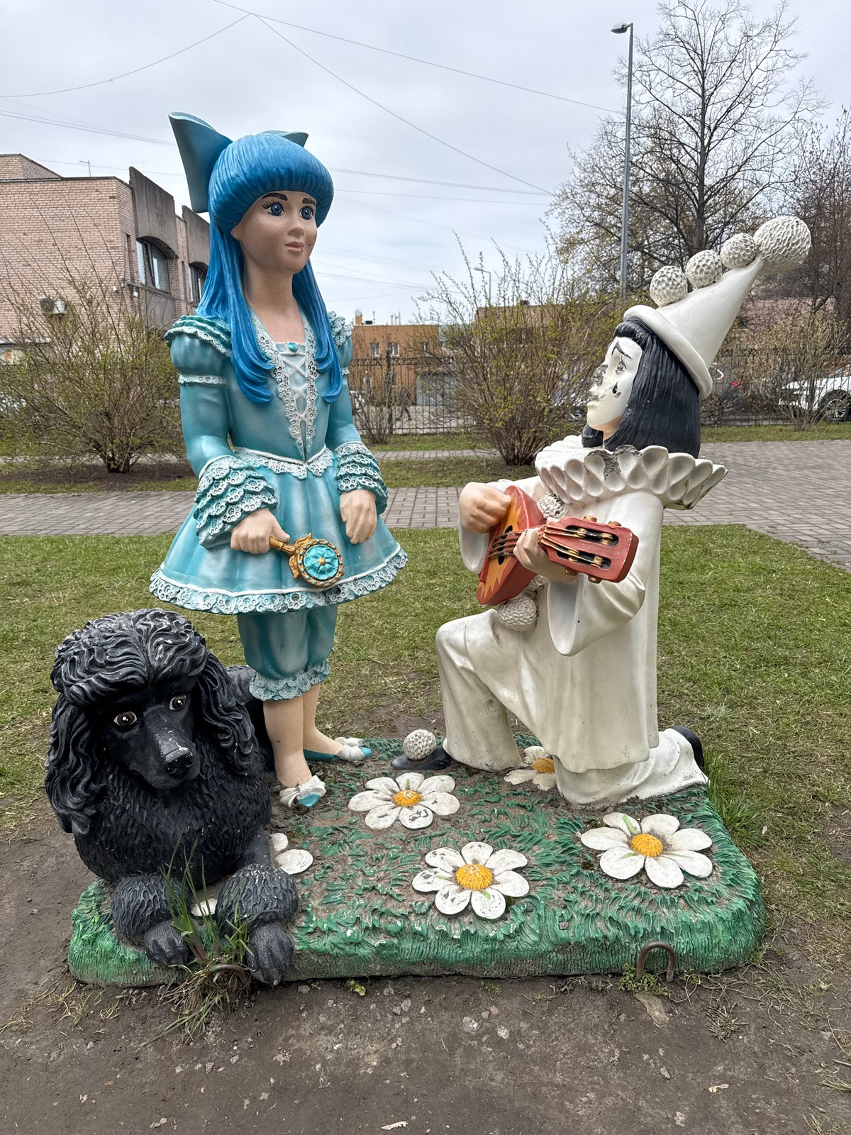 Soviet cartoon character statues spotted in Saint Petersburg park