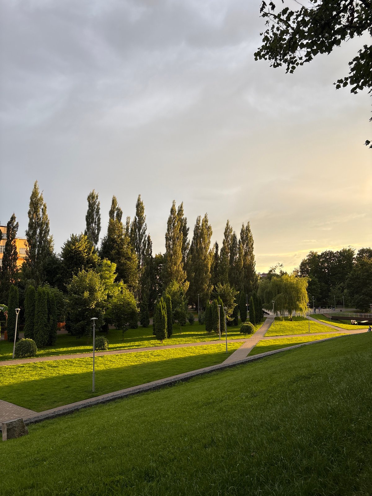 Evening stroll through Smolensk Kremlin park and canal grounds
