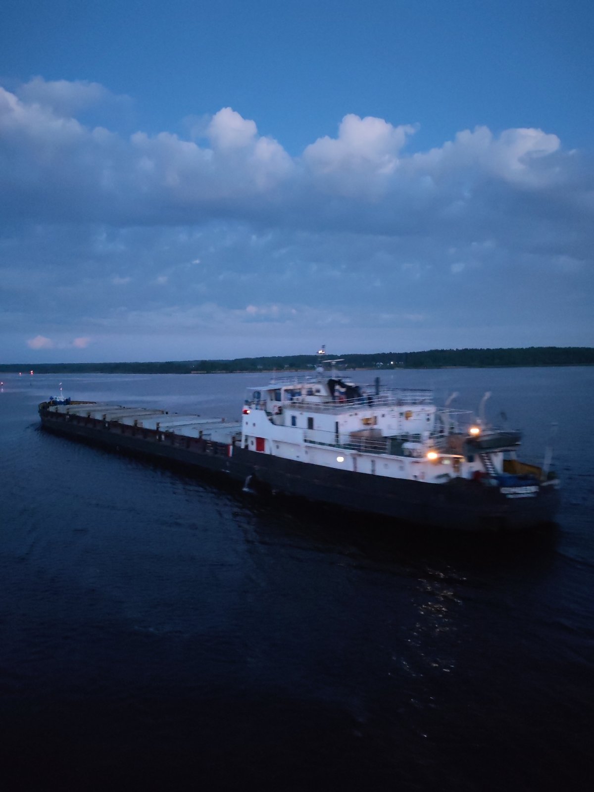 Cargo barge 'КУНЦЕВО' navigates Russian river near Shelomovo-Irdomatka