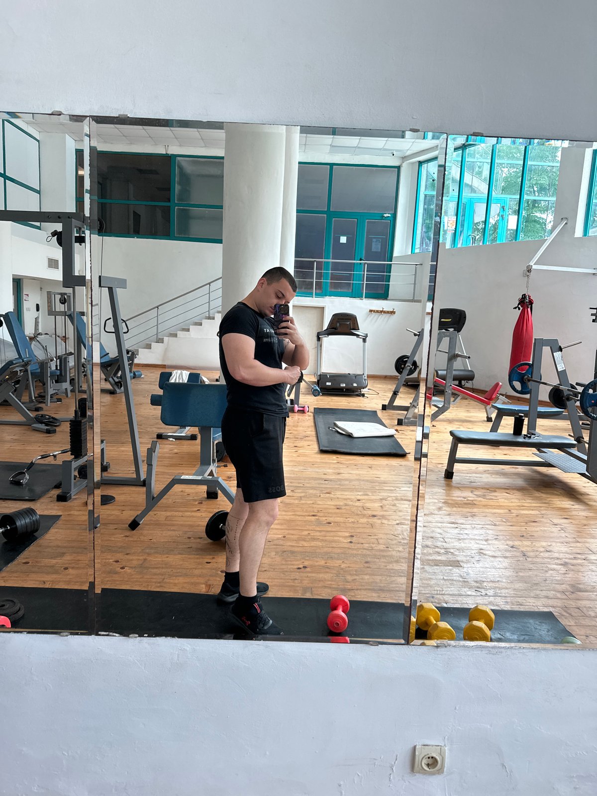 Man takes gym selfie in Varna, Bulgaria