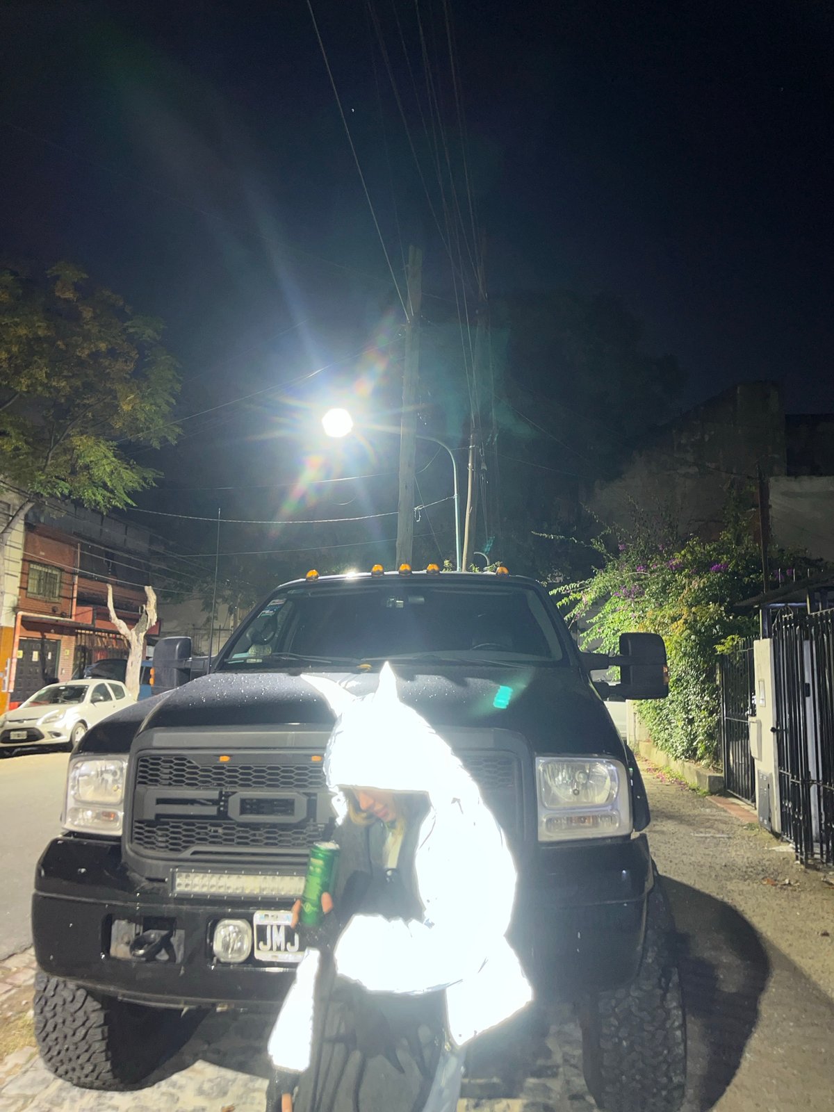 Person observed with Ford pickup truck in Olivos overnight