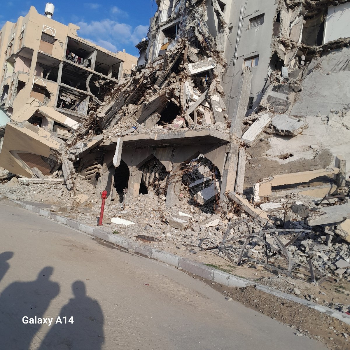 Widespread building damage observed in Khan Yunis streets