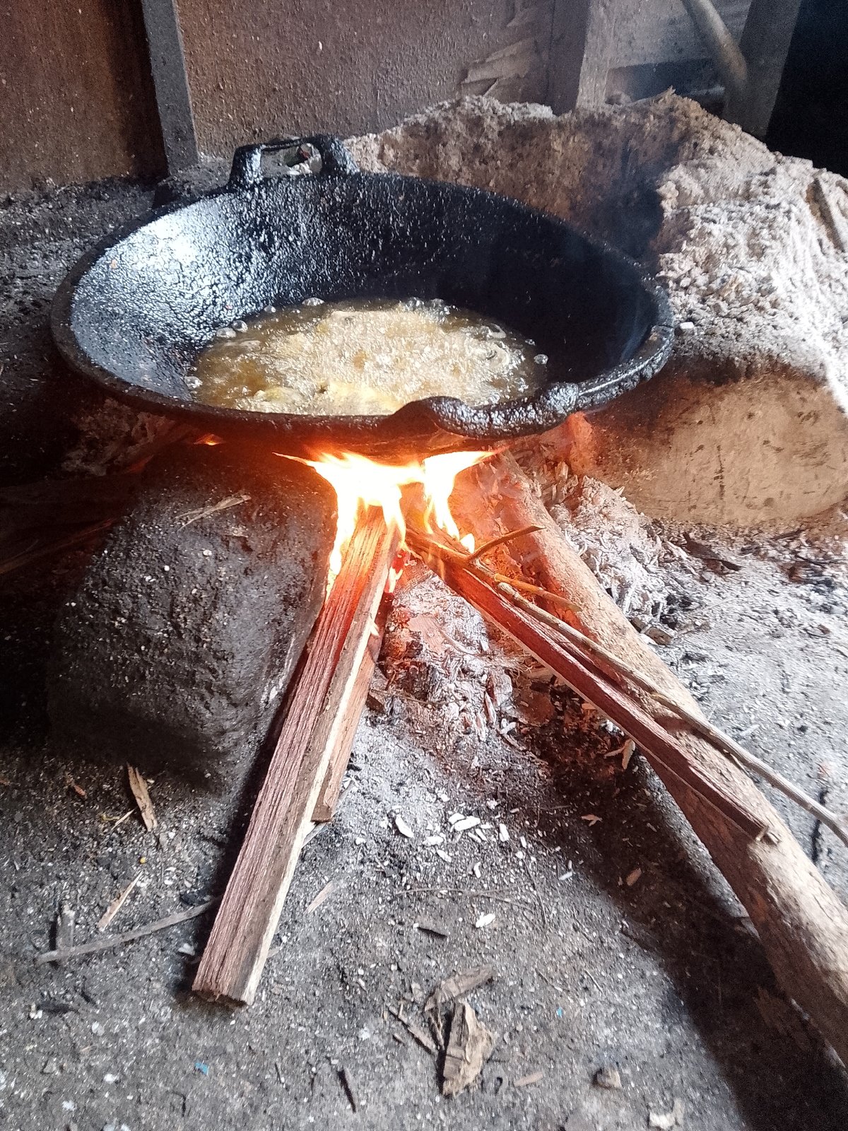 Wood-fire cooking and street market activity in Lhokseumawe