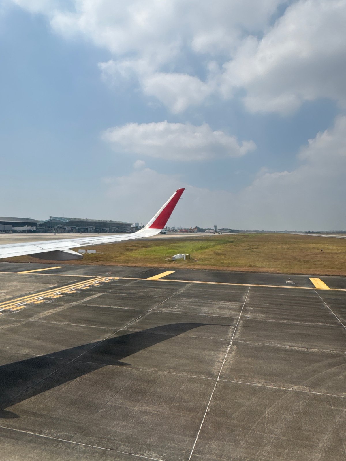 Aircraft observed over Đà Nẵng airport runway early morning