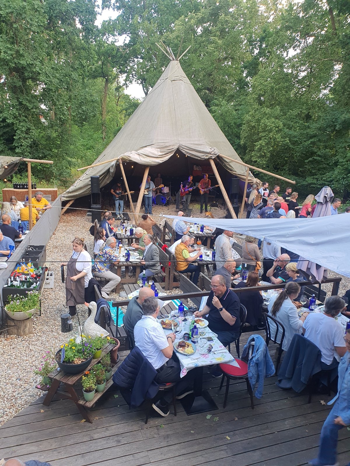 Live music and outdoor dining at Falkensee biergarten