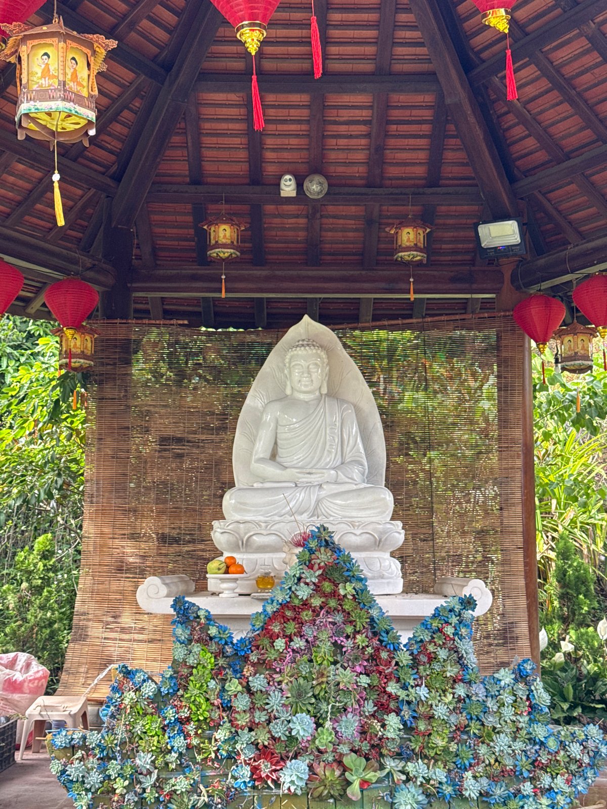 Traditional Vietnamese garden festival decorations documented in Liên Nghĩa