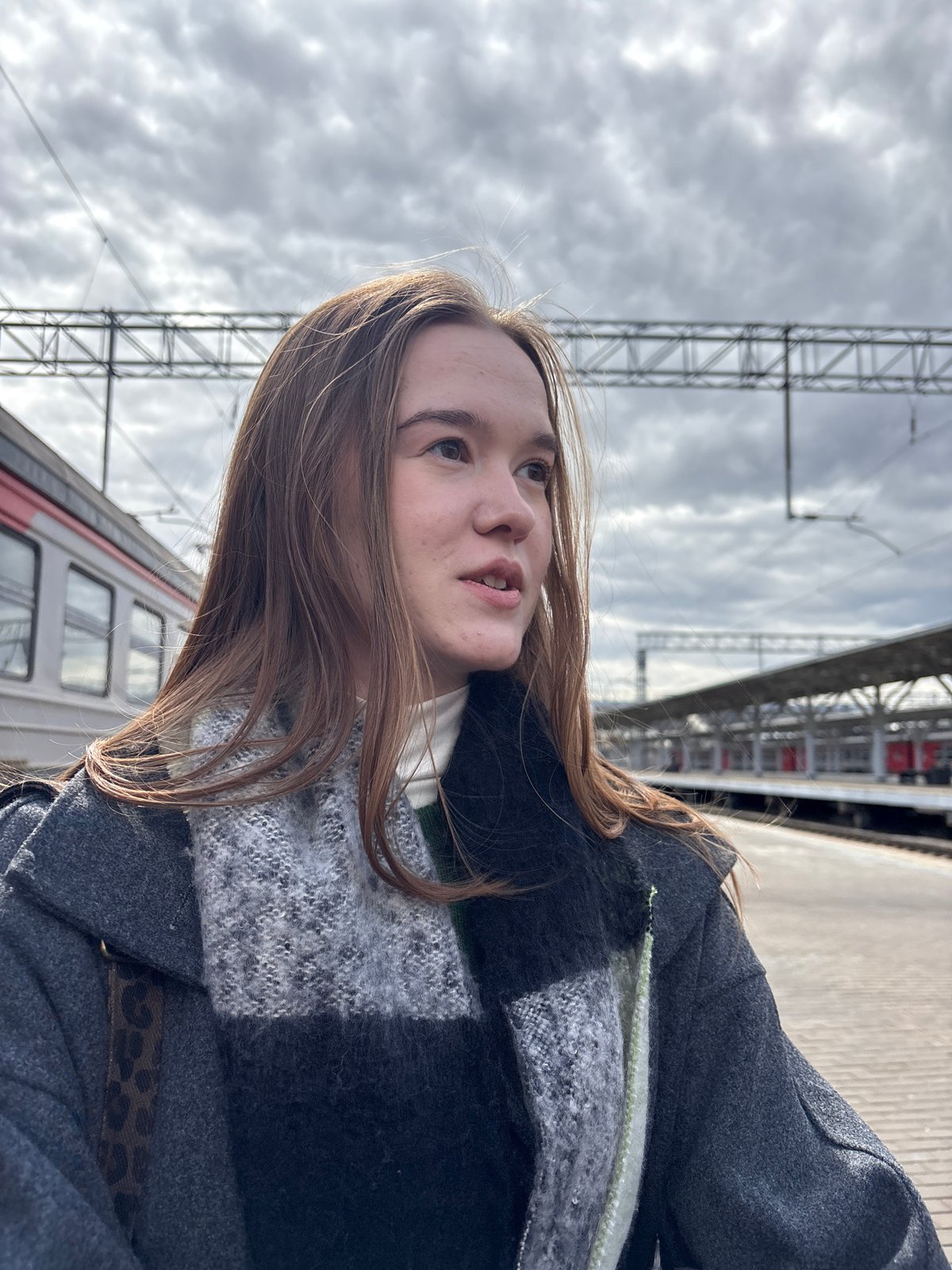 Women spotted at Kazan train station during morning hours