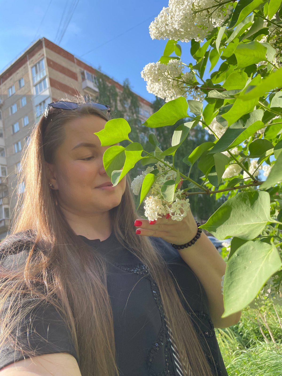 Mother and daughter enjoy spring afternoon in Izhevsk parks