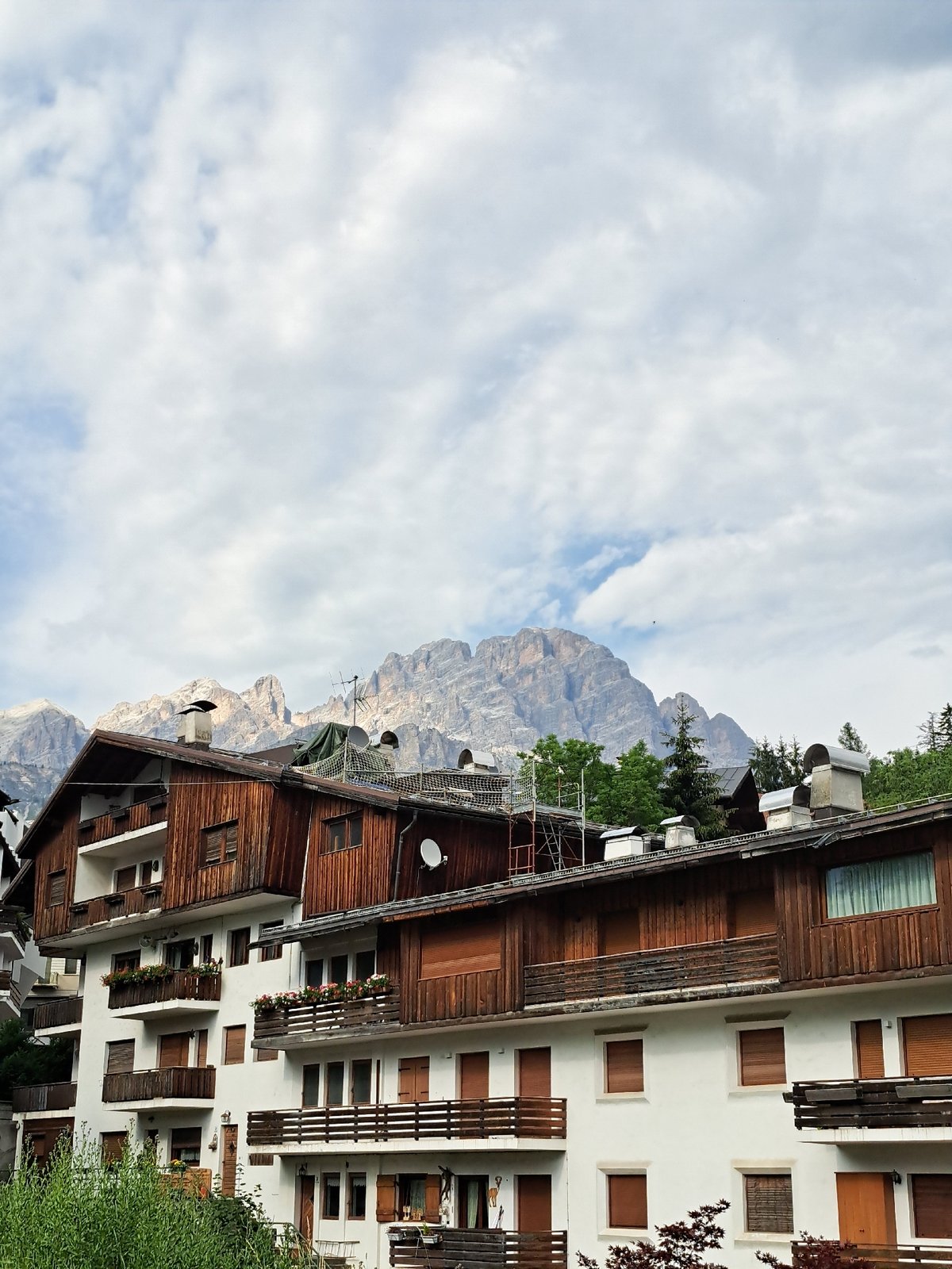 Alpine town and turquoise lake, midday exploration