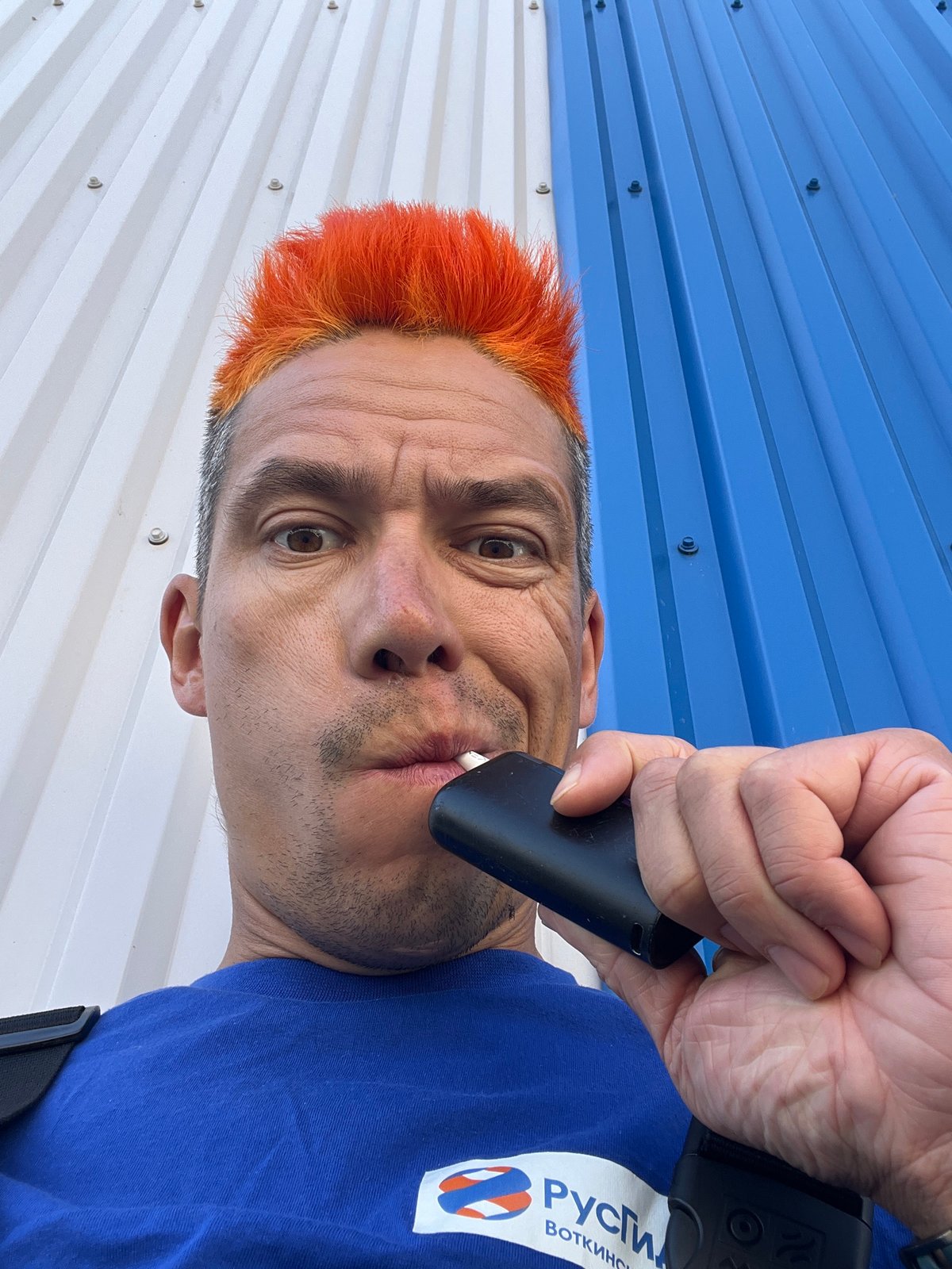 Man takes selfies while vaping in Chaikovsky, Russia