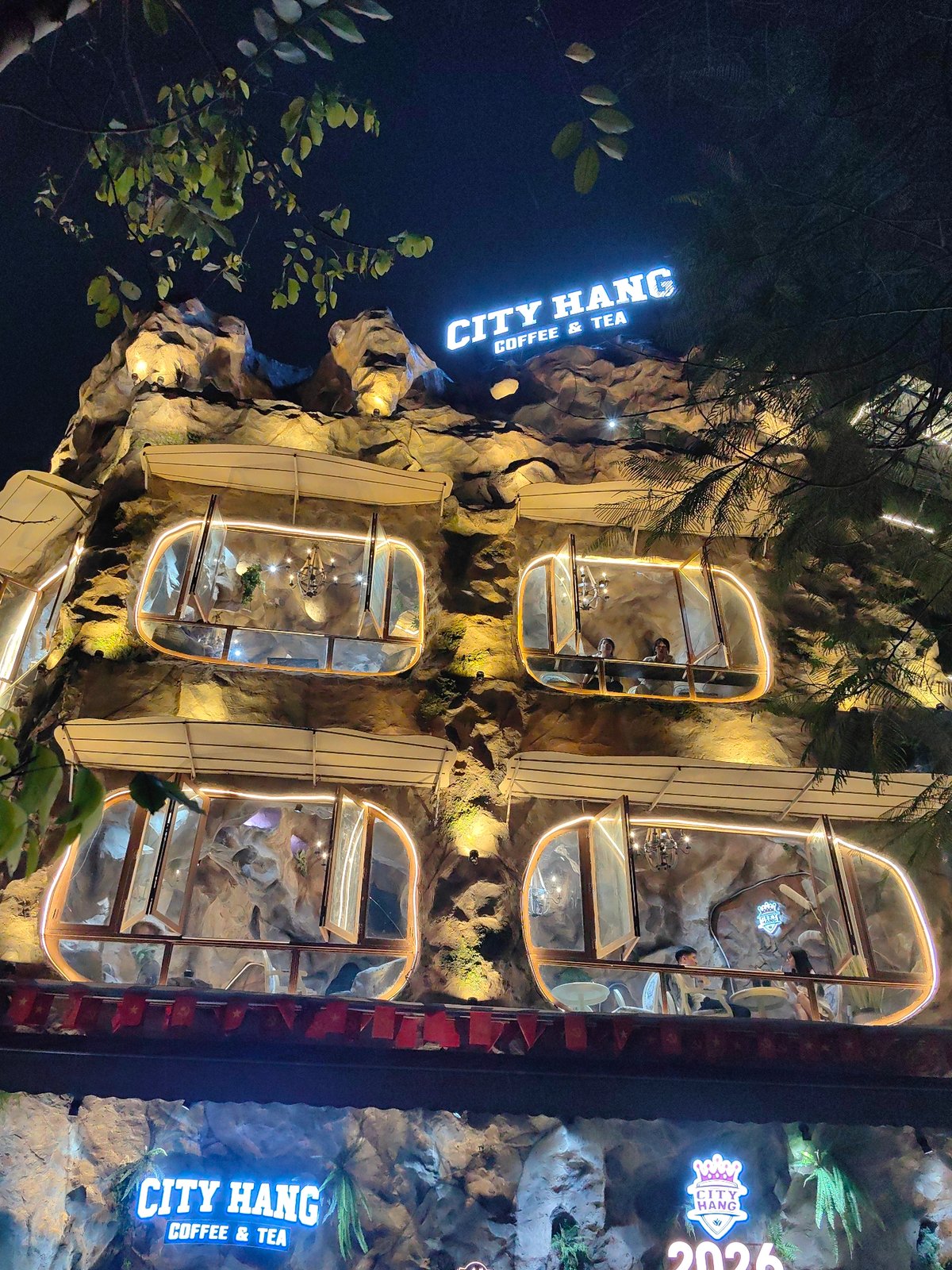 Evening scenes documented around Hà Nội coffee shops and waterfront