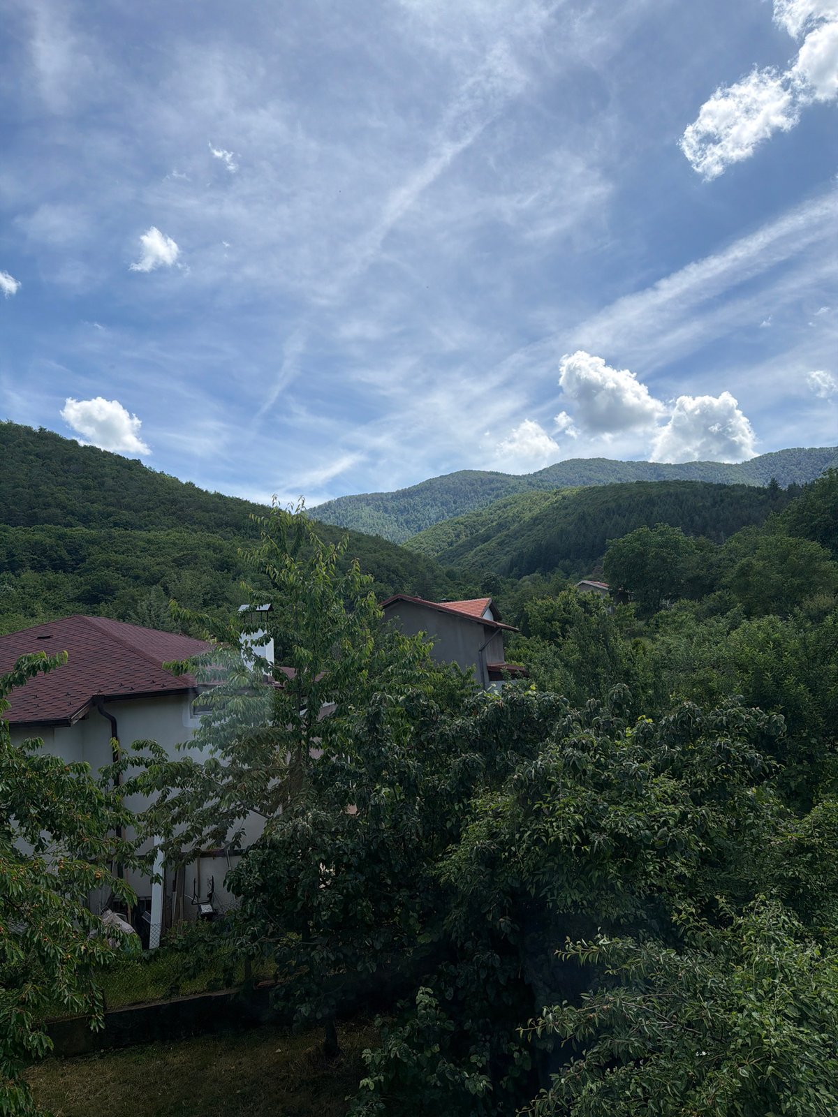Clear skies with cirrus clouds observed over Pravets mountains