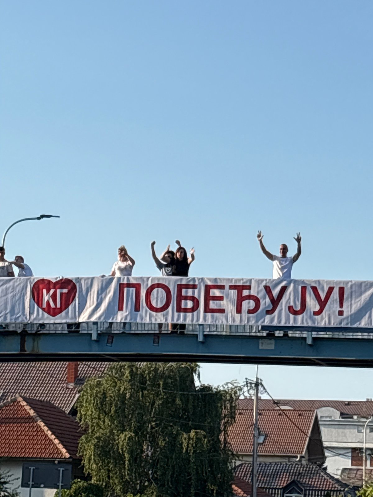 Banner display on pedestrian bridge draws gathering in Kragujevac