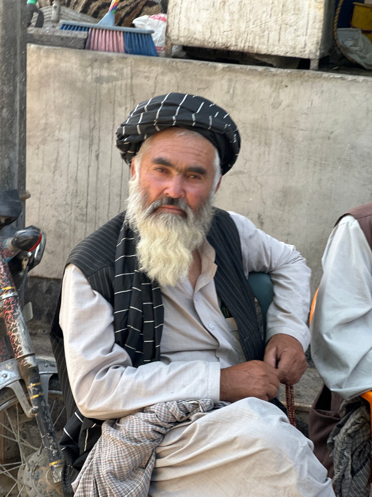 Street life in Quetta: vendors, carts, and midday commerce