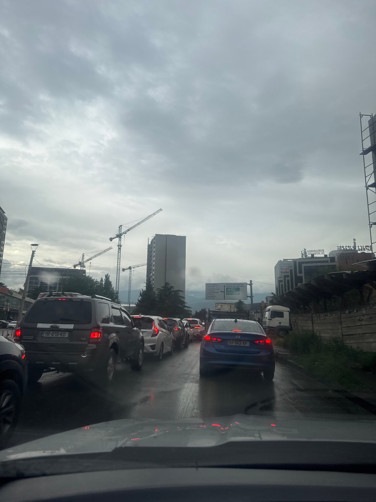 Rainy day traffic jam hits Tbilisi amid construction