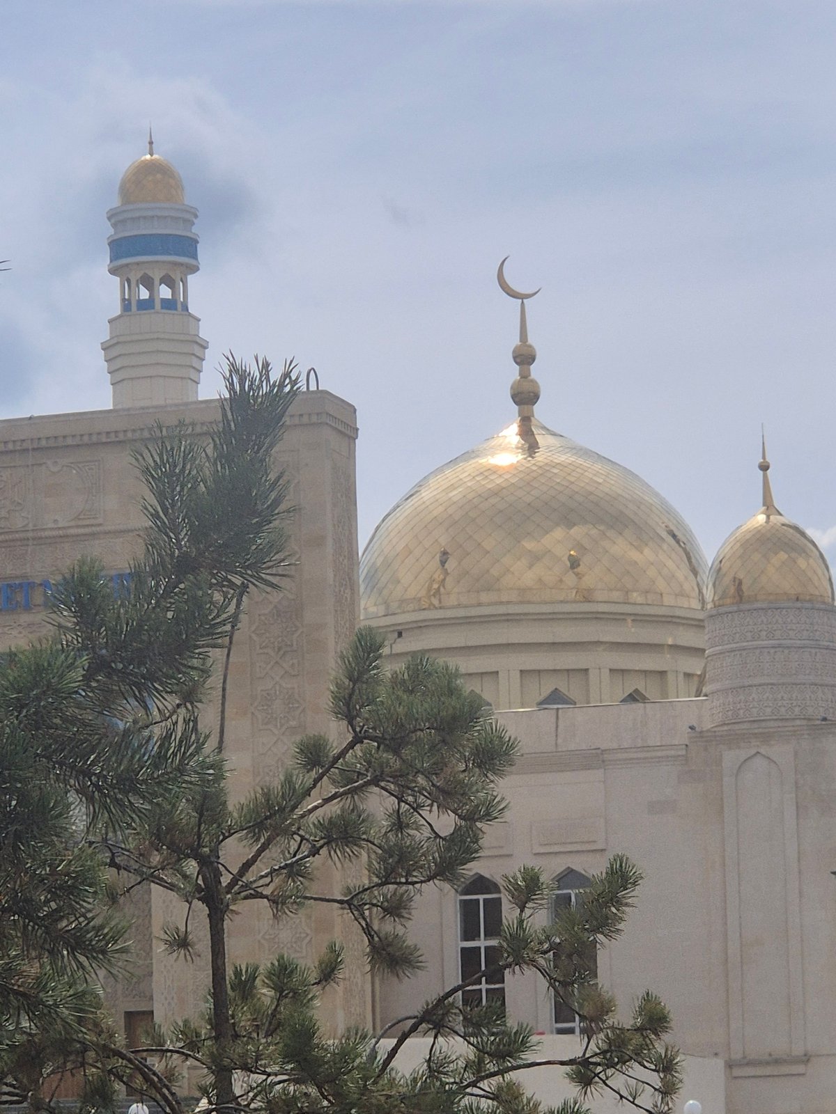 Mosques, flowers, and footpaths in Kokshetau on a cloudy morning