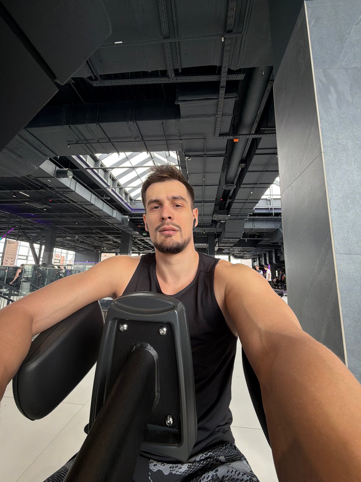 Man documents morning workout session at Krasnoyarsk gym