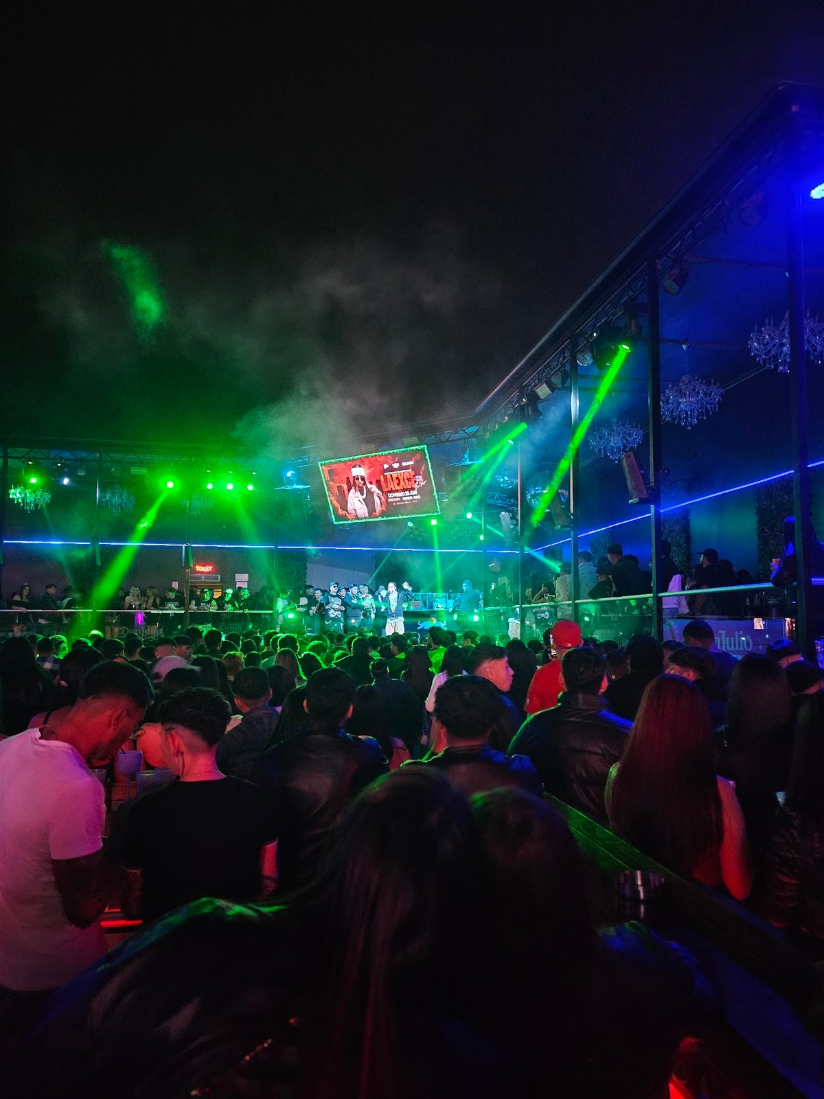 Hip-hop concert lights up a packed venue in Iquique