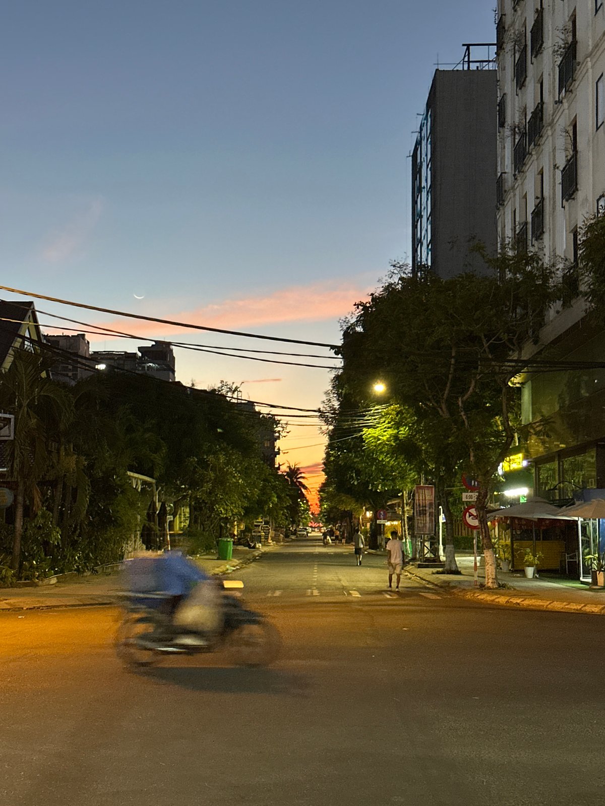 Twilight stroll through Da Nang streets and local spots