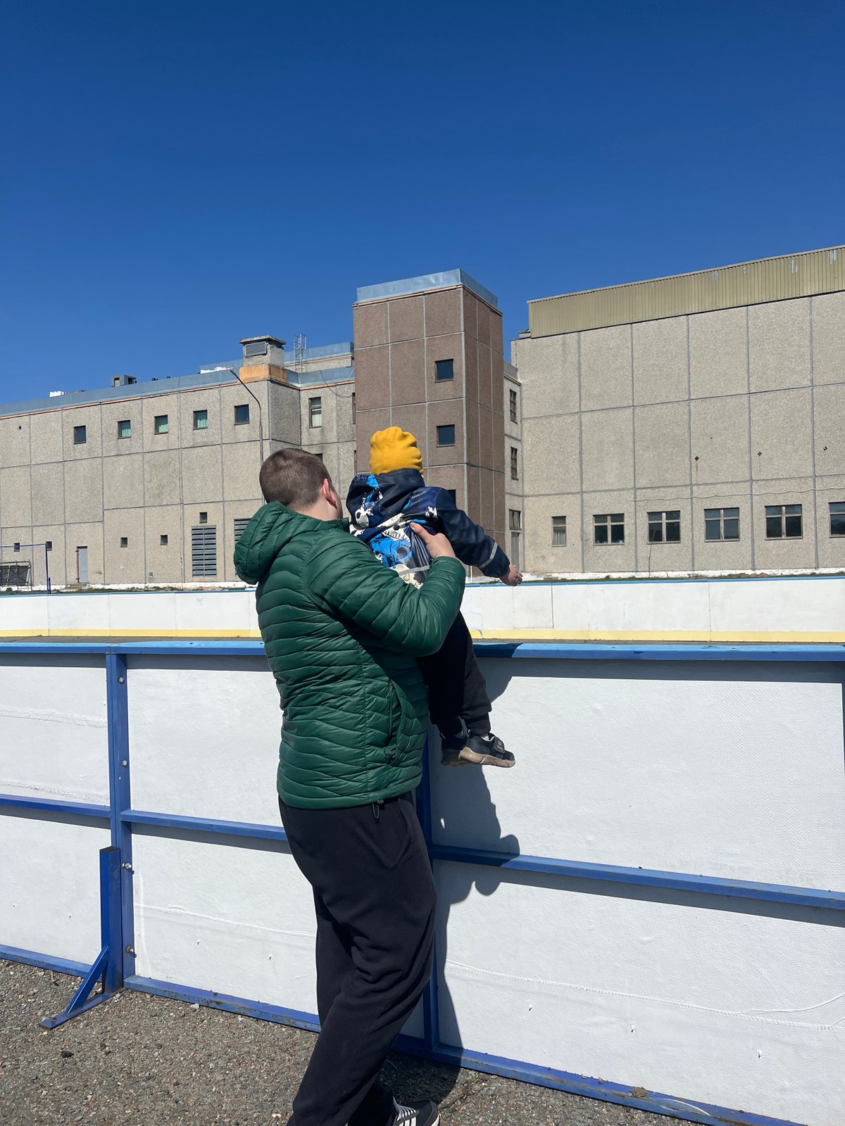 Families enjoy spring morning at Марковский playground and sports facilities