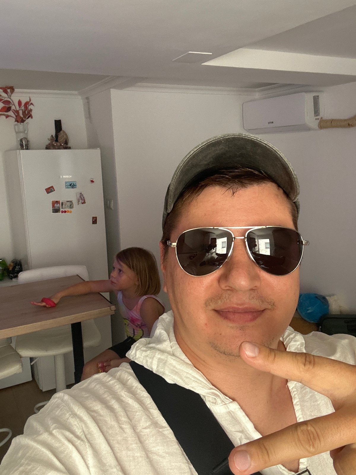 Pre-outing selfies and home scenes in suburban Valencia