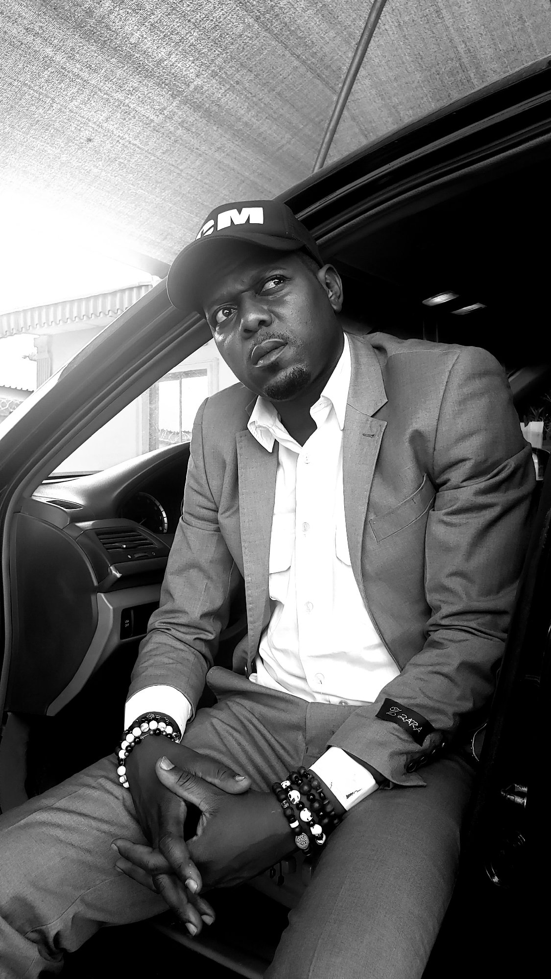 Man conducts professional photo shoot in Sabon Tasha, Nigeria