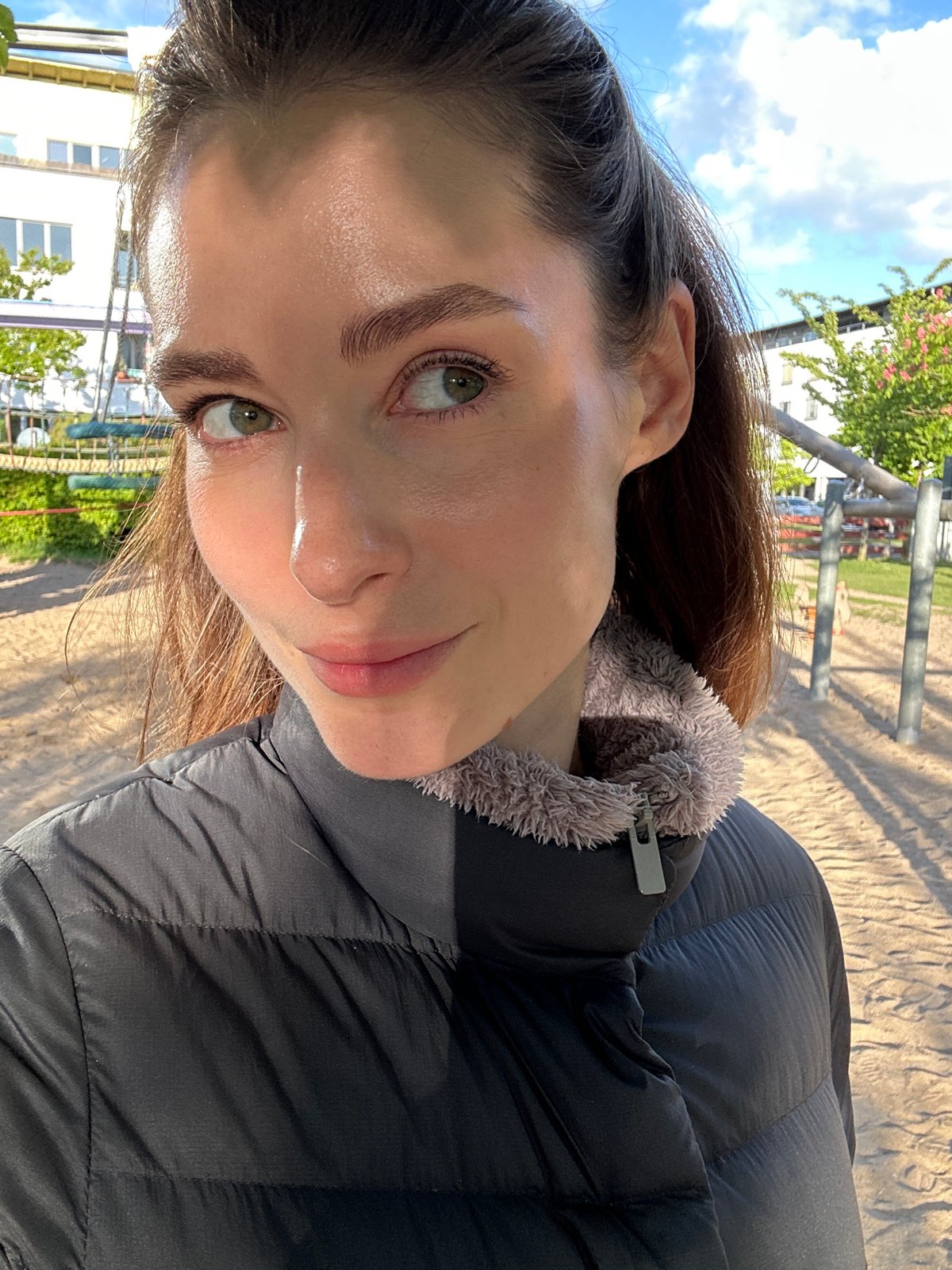 Woman documents spring afternoon park visit in Kiel