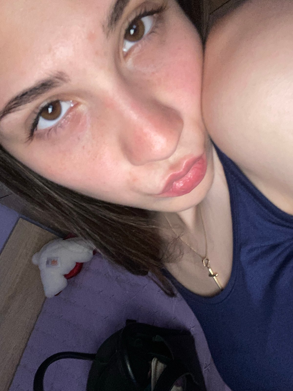 Woman takes selfies in Debelt home