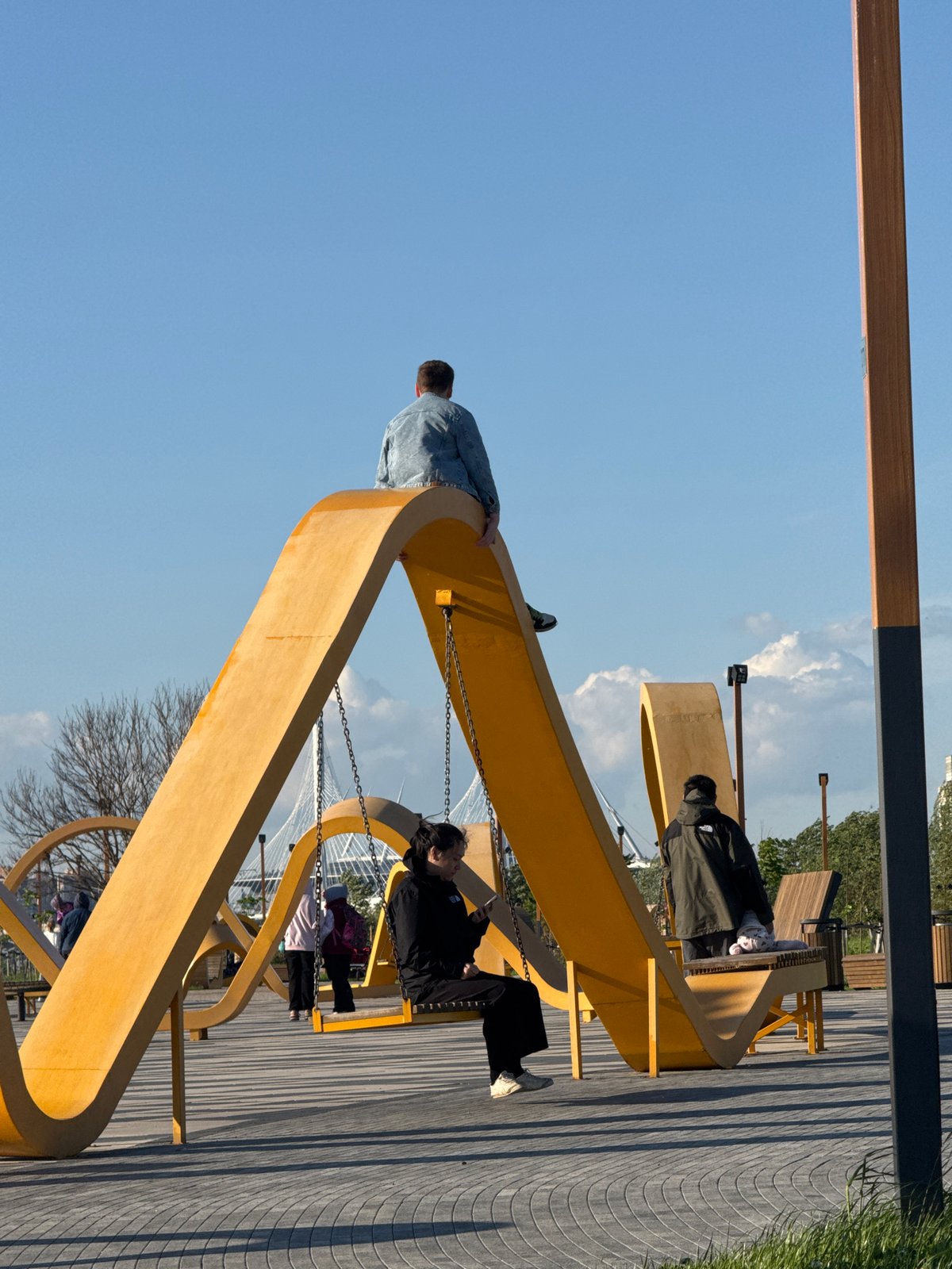 Sunny afternoon captures everyday life across Saint Petersburg public spaces