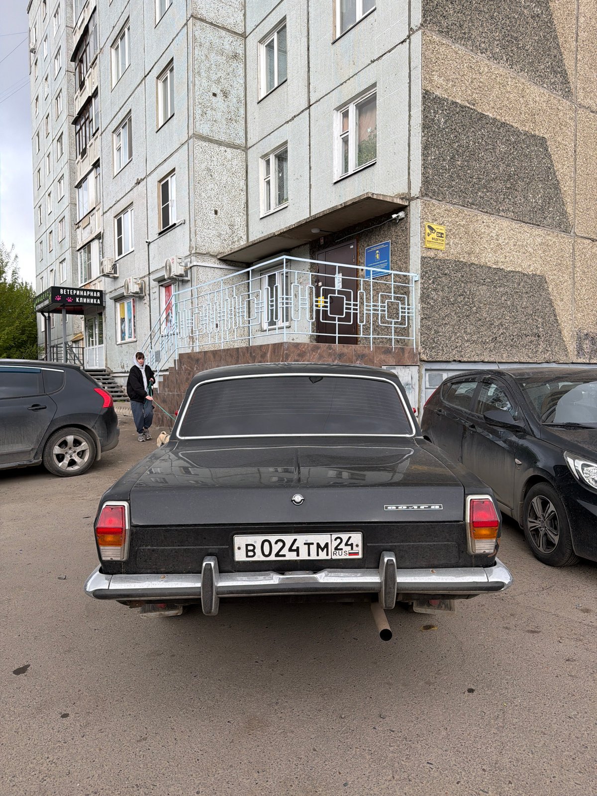Vintage Soviet cars spotted on Krasnoyarsk residential street