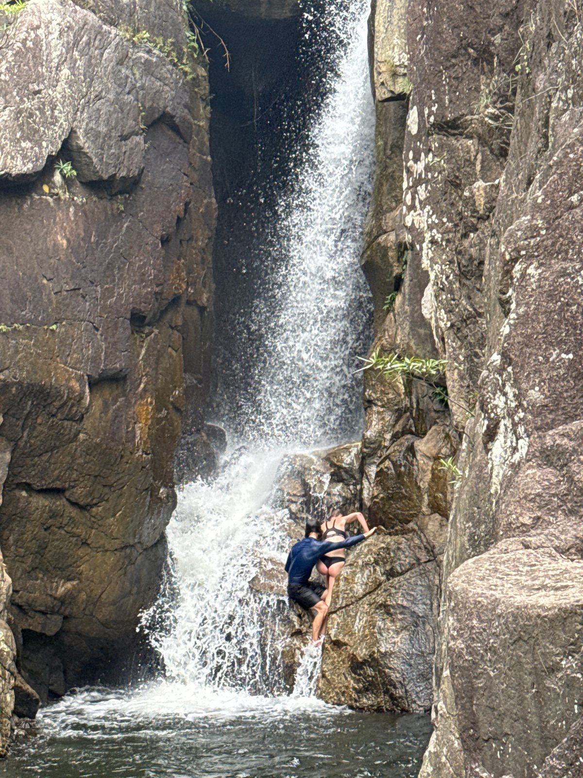 Morning waterfall visit captured in Đà Nẵng's rocky terrain
